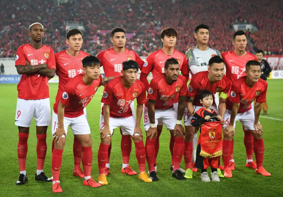 广州队实现历史性胜利，引发球迷狂热的简单介绍