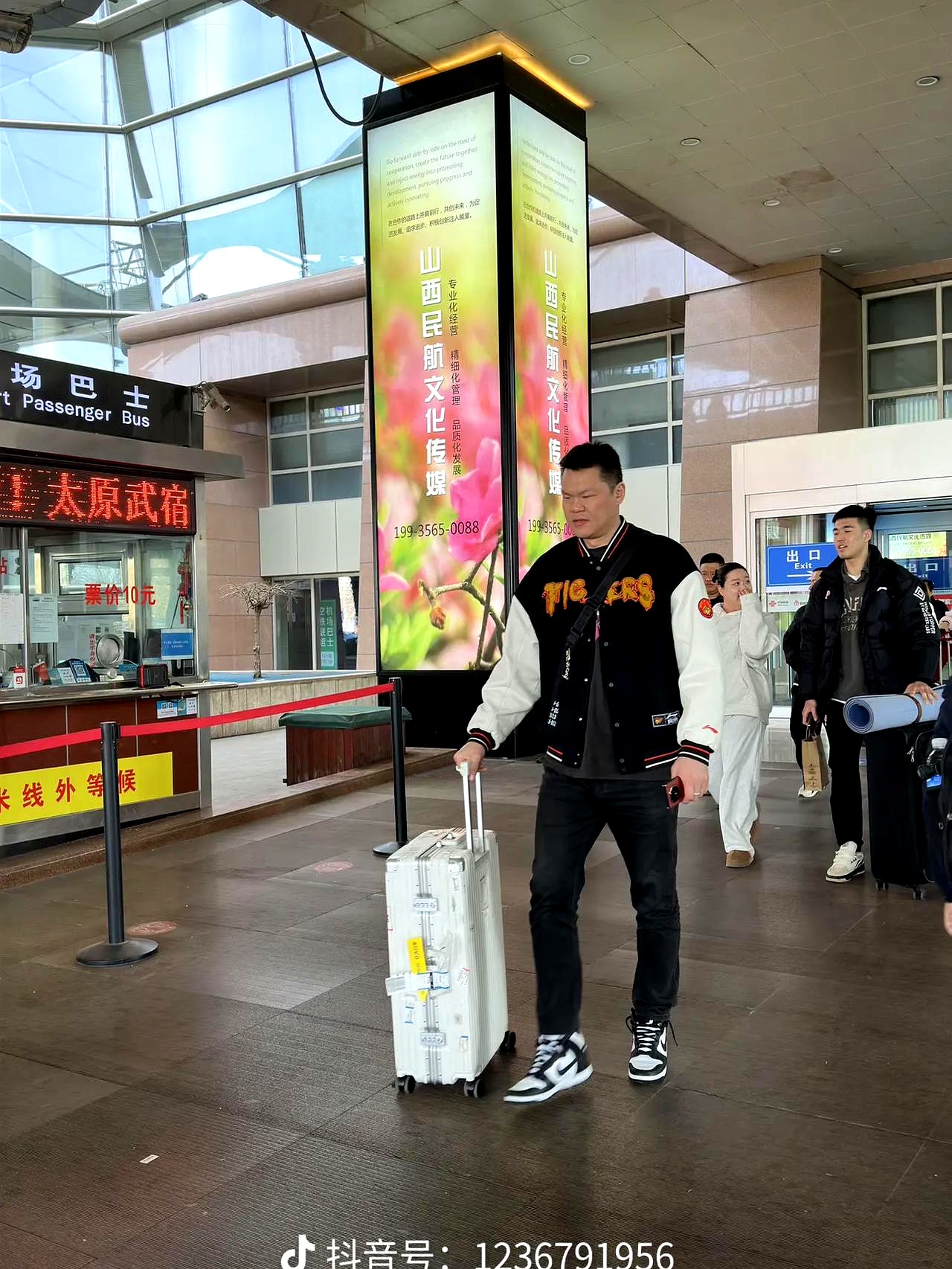 包含昨晚大胜，球员士气高涨迎接下一场比赛的词条