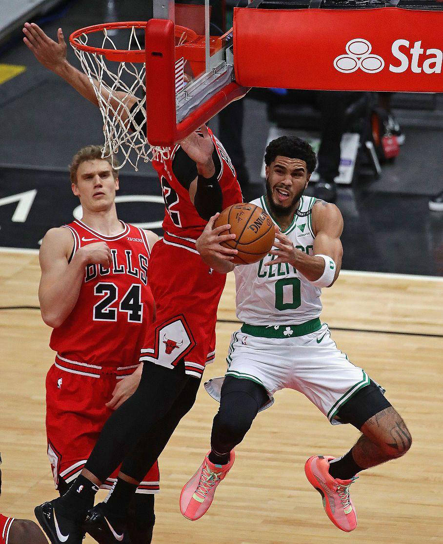 包含太阳击败凯尔特人，凭借团队合作保持势头的词条