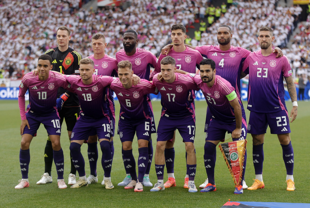 包含欧国联比赛中意外发生，引发球迷围观的词条