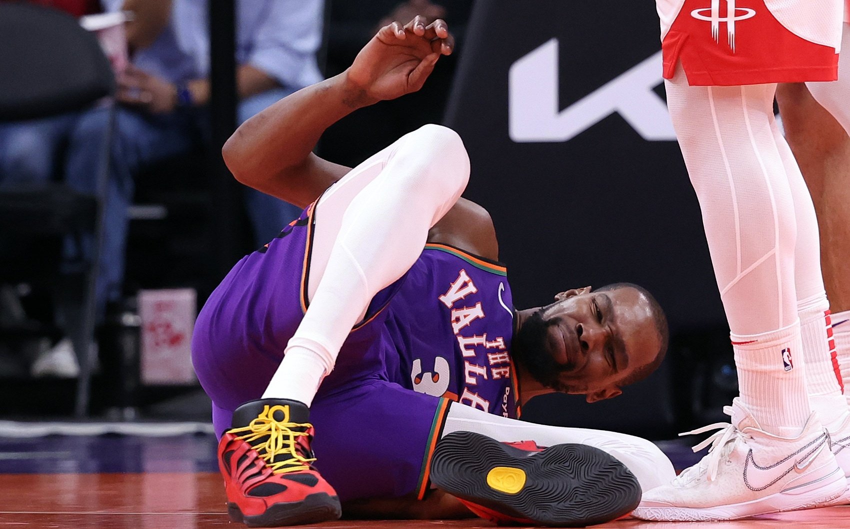 杜兰特连续二十场比赛得分超过刷新纪录，TES不断突破！观众掌声雷动的简单介绍