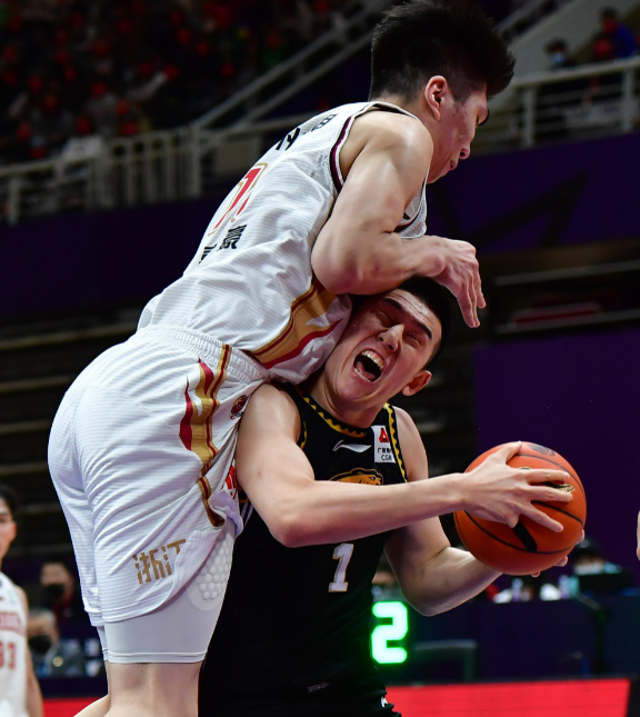 又见绝平!上海申花与广东男篮鏖战至终场,塔图姆读秒救主(灌篮高手中文版字幕)